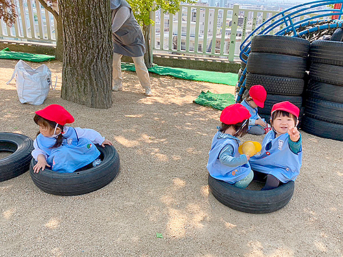 園庭で遊びます