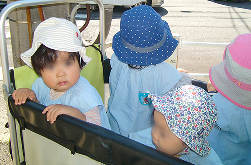 お散歩カーで楽しくお散歩